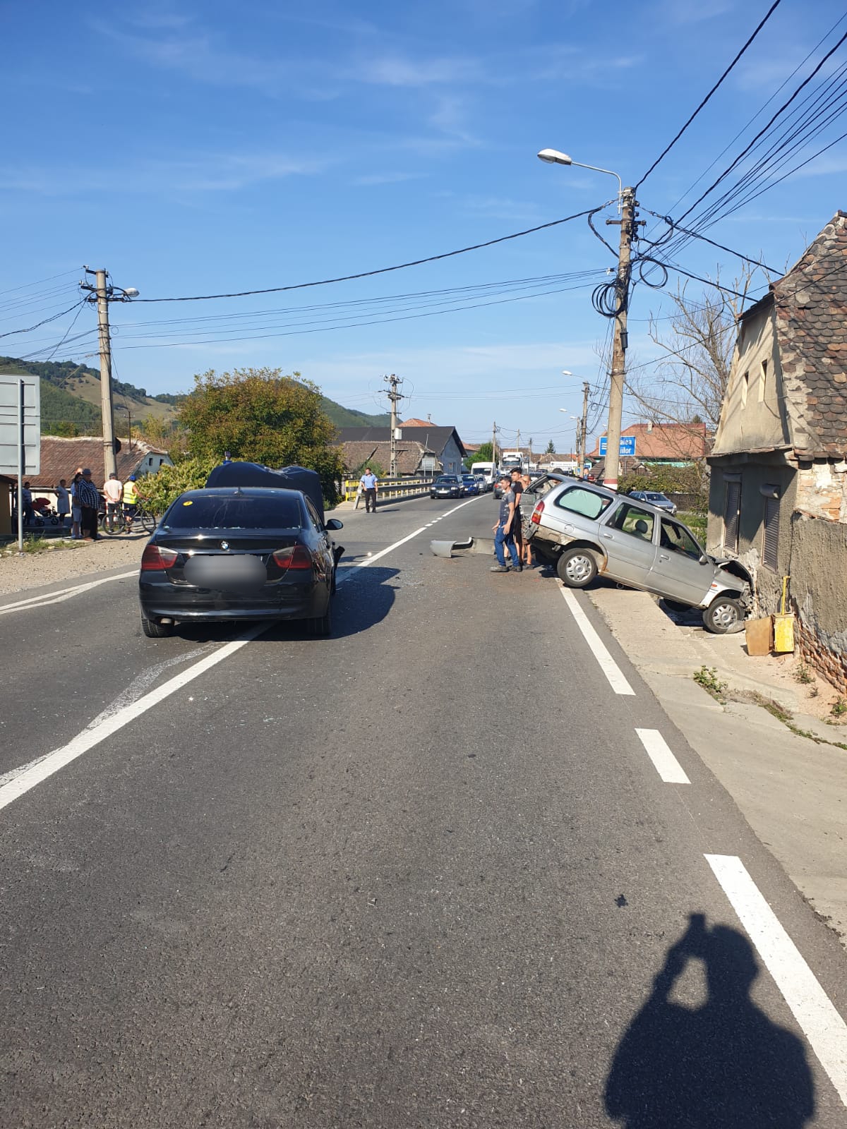 Coliziune între trei autoturisme, pe DN14, la Copșa Mică. Traficul este blocat total 