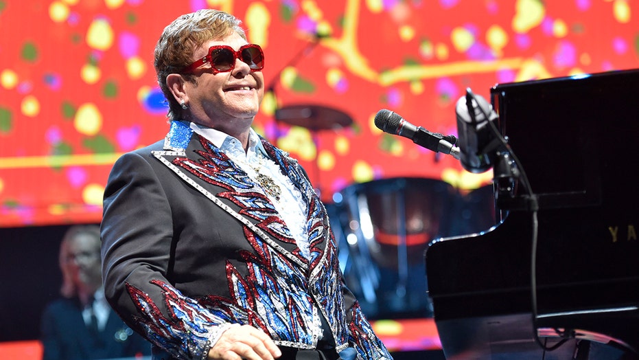 Elton John va suferi o intervenţie chirurgicală la şold şi îşi va relua turneul de adio în 2022