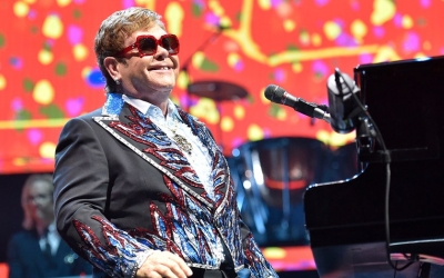Elton John va suferi o intervenţie chirurgicală la şold şi îşi va relua turneul de adio în 2022