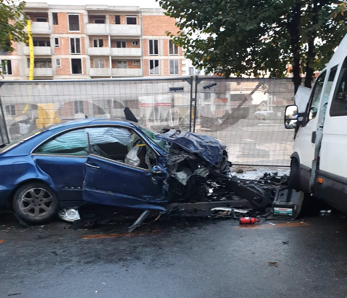 FOTO Fără permis: trei mașini implicate într-un grav accident produs pe Calea Gușteriței