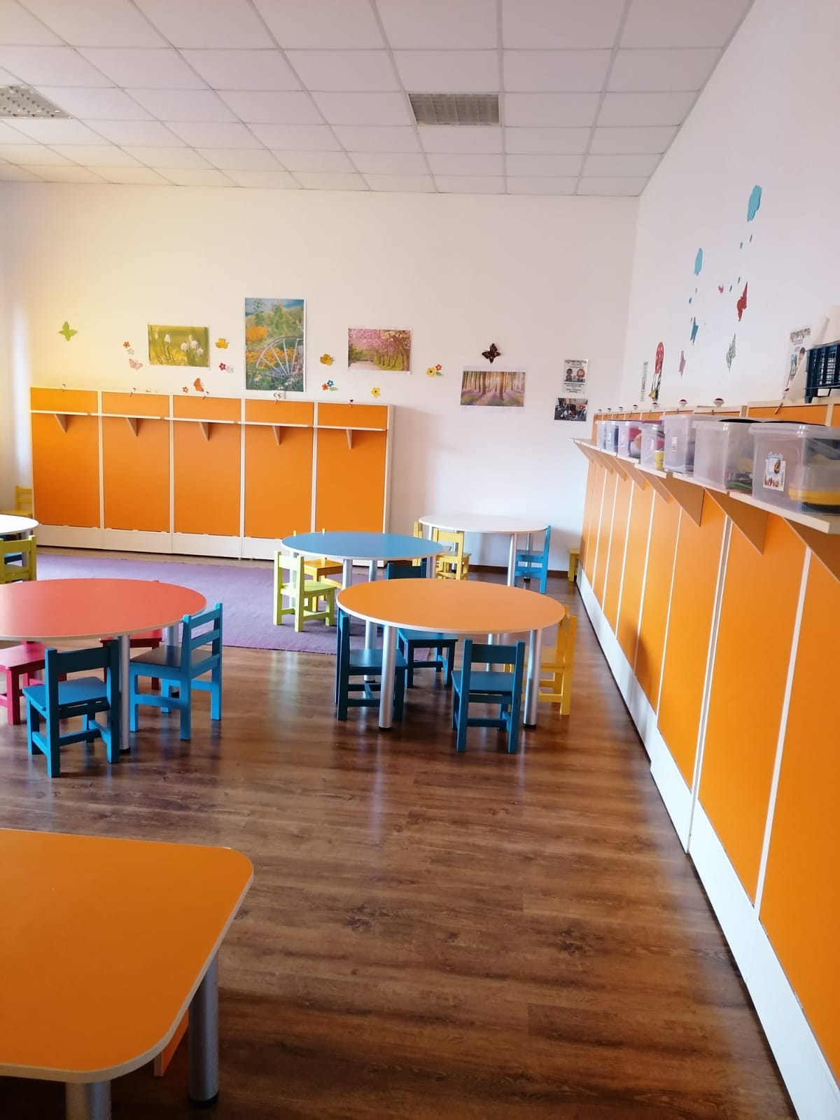 În grădinița din Șura Mare se fac lucrări de renovare în timp ce copiii au activități. Cum explică primarul și directorul situația