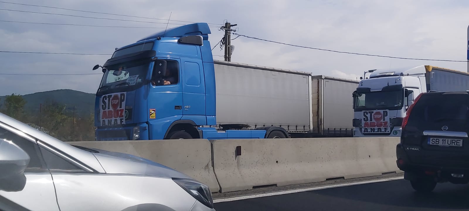 Protest cu zeci de TIR-uri, la Veștem. Se circulă cu 5-10 km/h