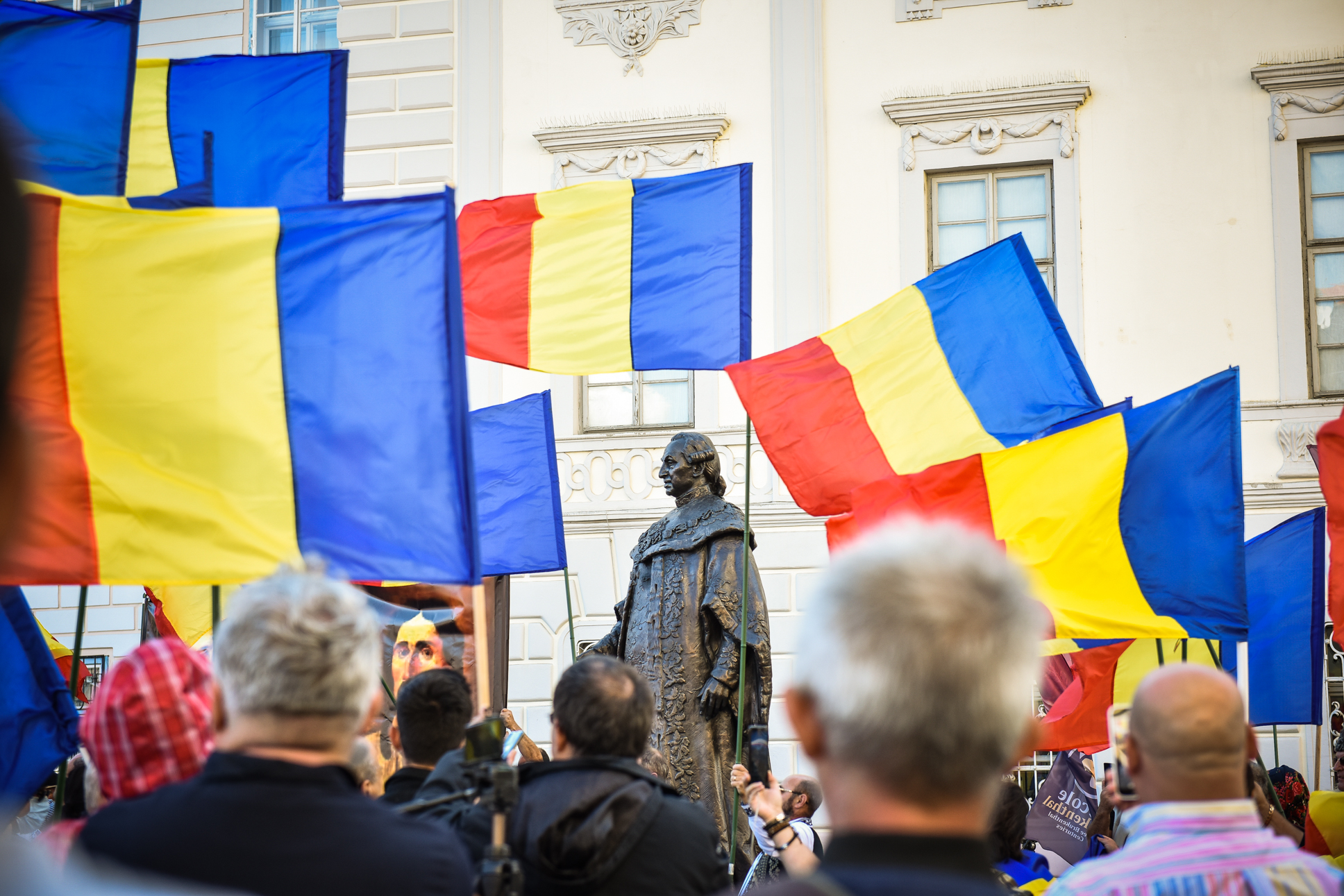 VIDEO FOTO Protest la statuia lui Brukenthal cu Veta Biriș și Gheorghe Funar: ”Să renunțăm la statuile stăpânitorilor străini”