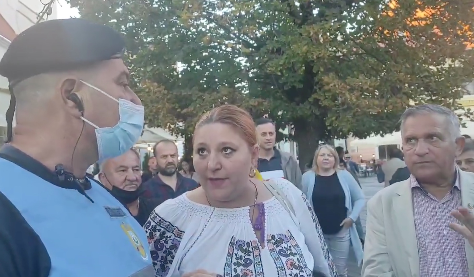 ”Războiul statuilor”. Șoșoacă, scandal în Sibiu: De ce nu-l legitimați și pe Iohannis?