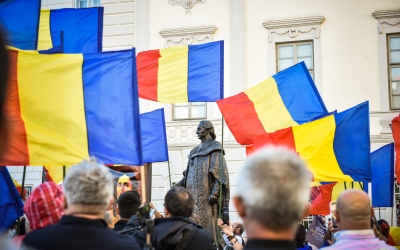 VIDEO FOTO Protest la statuia lui Brukenthal cu Veta Biriș și Gheorghe Funar: ”Să renunțăm la statuile stăpânitorilor străini”