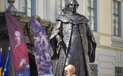 Statuia lui Brukenthal, în legalitate pe ultima sută de metri. A primit certificatul de urbanism în 9 septembrie, iar autorizația de construcție în 10. A fost dezvelită de președintele Iohannis în 11 septembrie