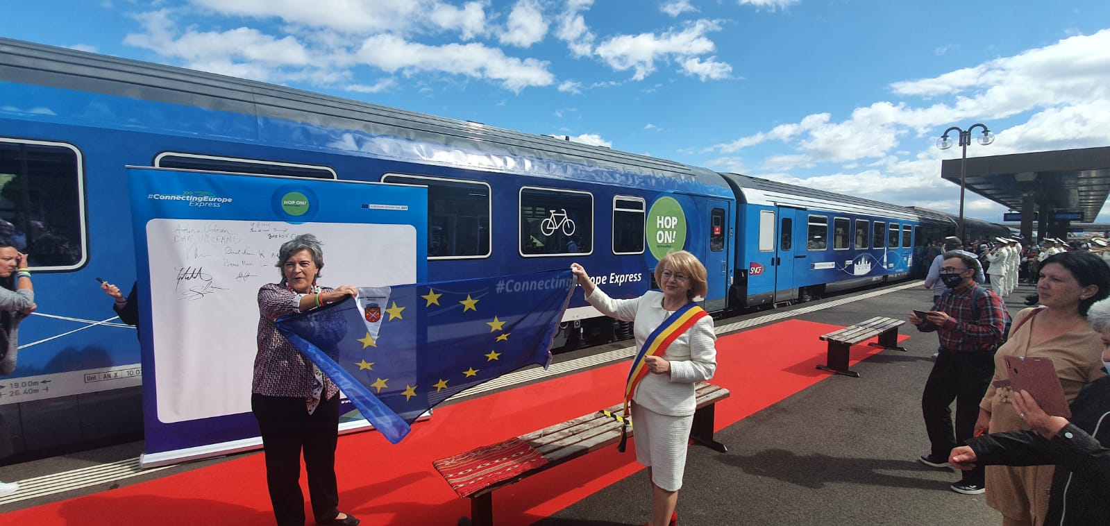 FOTO-VIDEO Trenul care unește Europa primit cu pâine și pălincă în Sibiu
