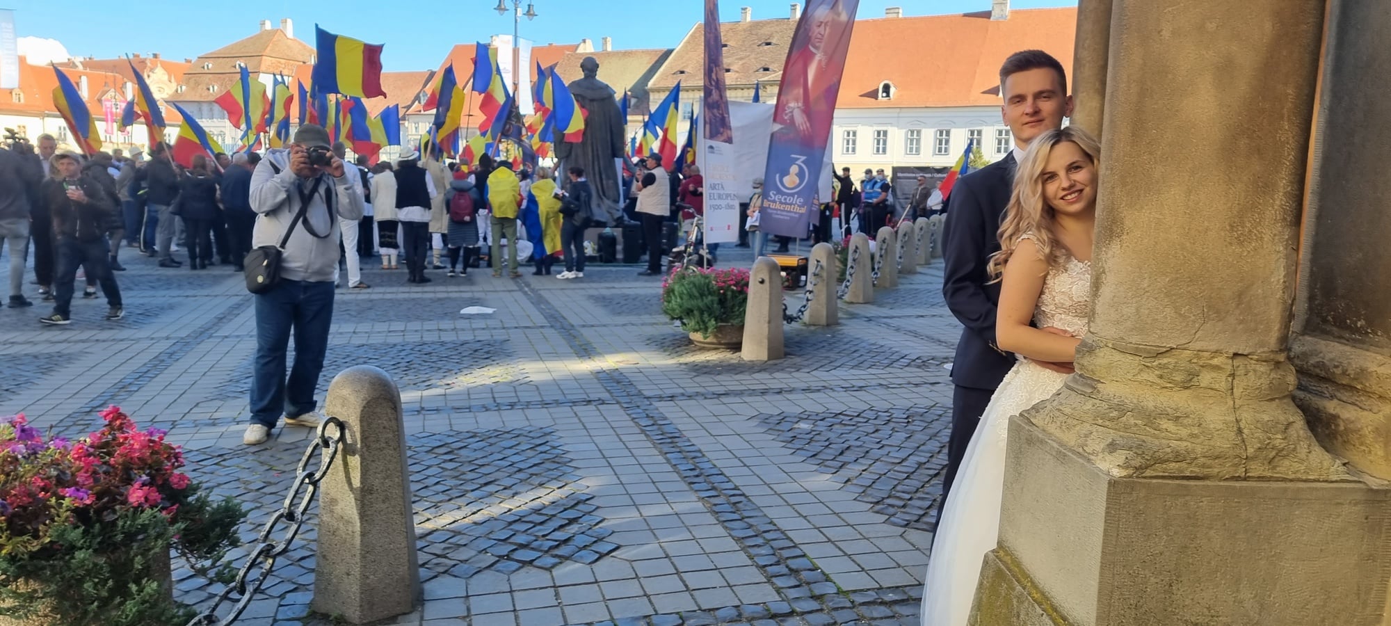 Always look on the bright side of life! - postare virală a Muzeului Brukenthal,  în timpul protestului de la statuie