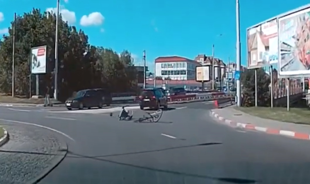 VIDEO Accident filmat în Sibiu. Un biciclist e lovit de un șofer neatent