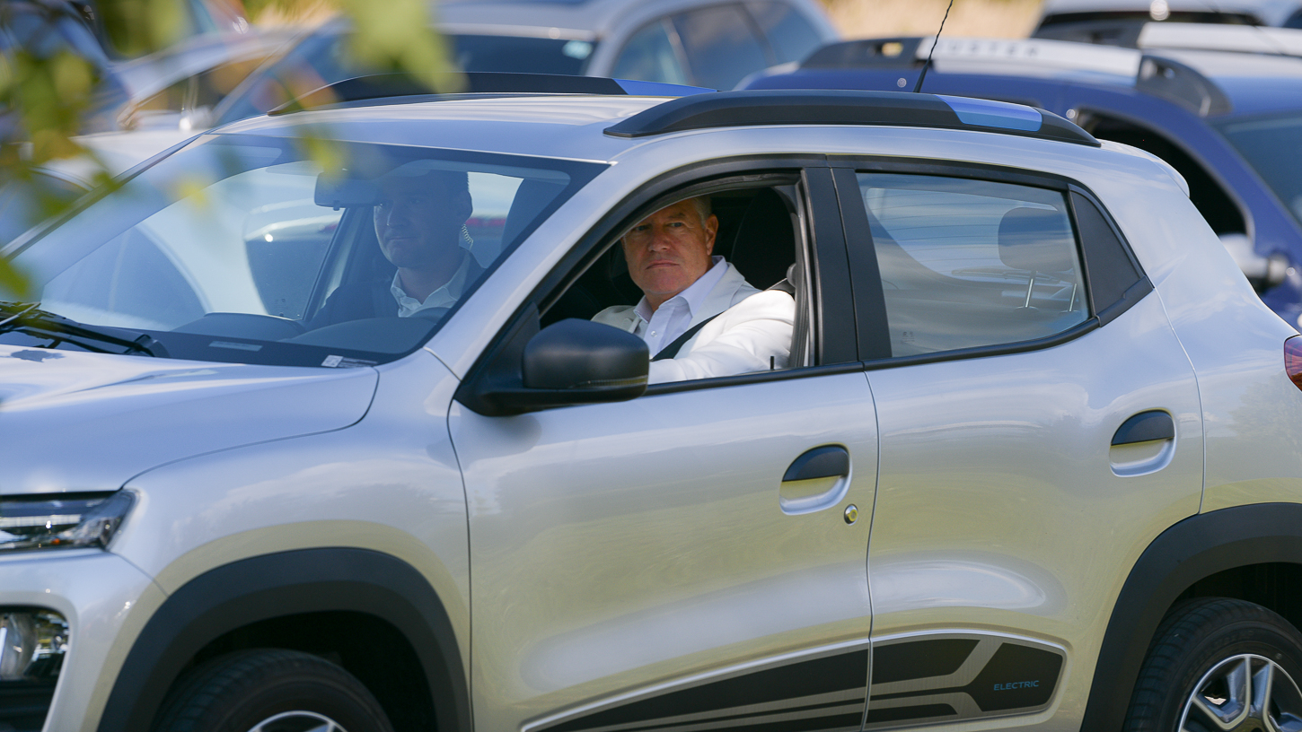 FOTO VIDEO Iohannis, după un test drive cu noul model Duster: O maşină modernă şi se conduce foarte bine