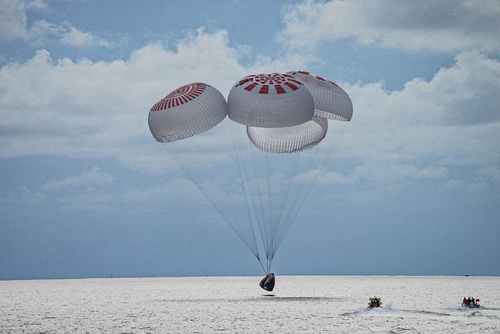 VIDEO SpaceX: Cei patru pasageri privaţi au revenit pe Terra după trei zile în spaţiu