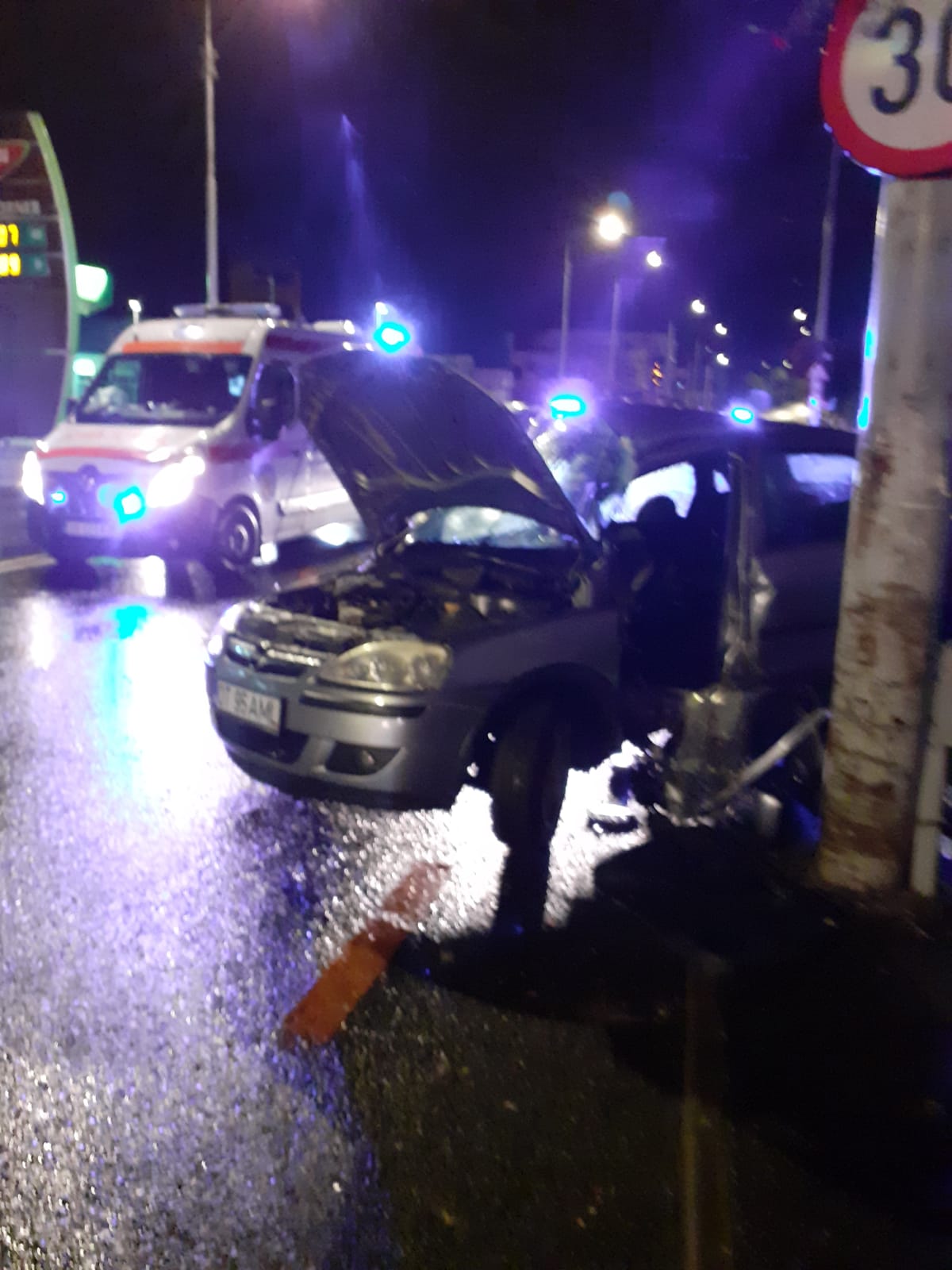 Un șofer s-a oprit cu mașina în stâlp, la intersecția străzilor Alba Iulia cu Vasile Cârlova