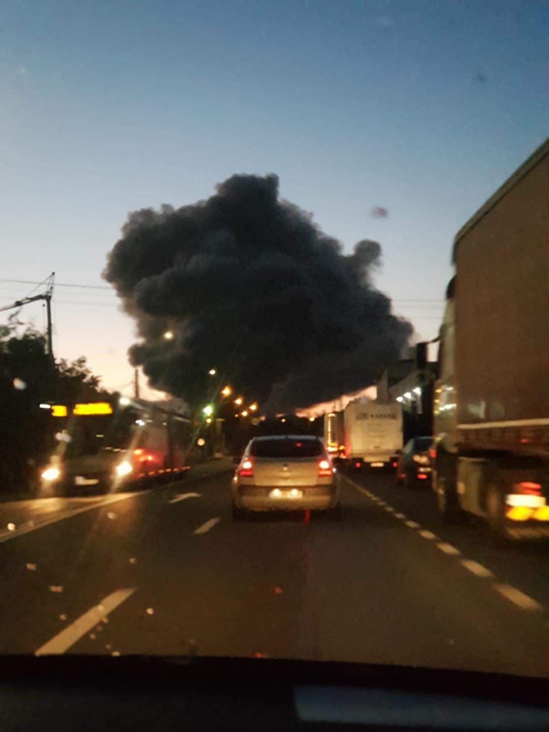 Incendiu de proporții în Parcul industrial din Cluj-Napoca. Oamenii, sfătuiți să stea în case