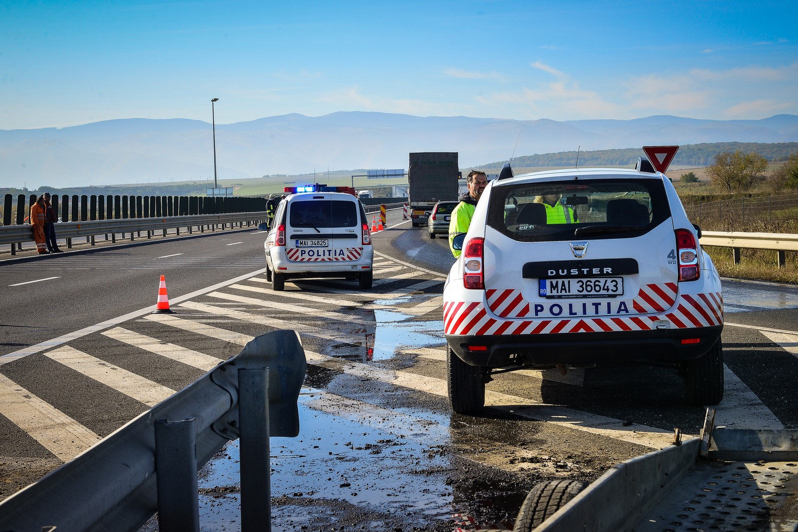 Atenție! Trafic deviat pe autostradă, în zona Săliște pentru ridicarea unui TIR ieșit în afara părții carosabile