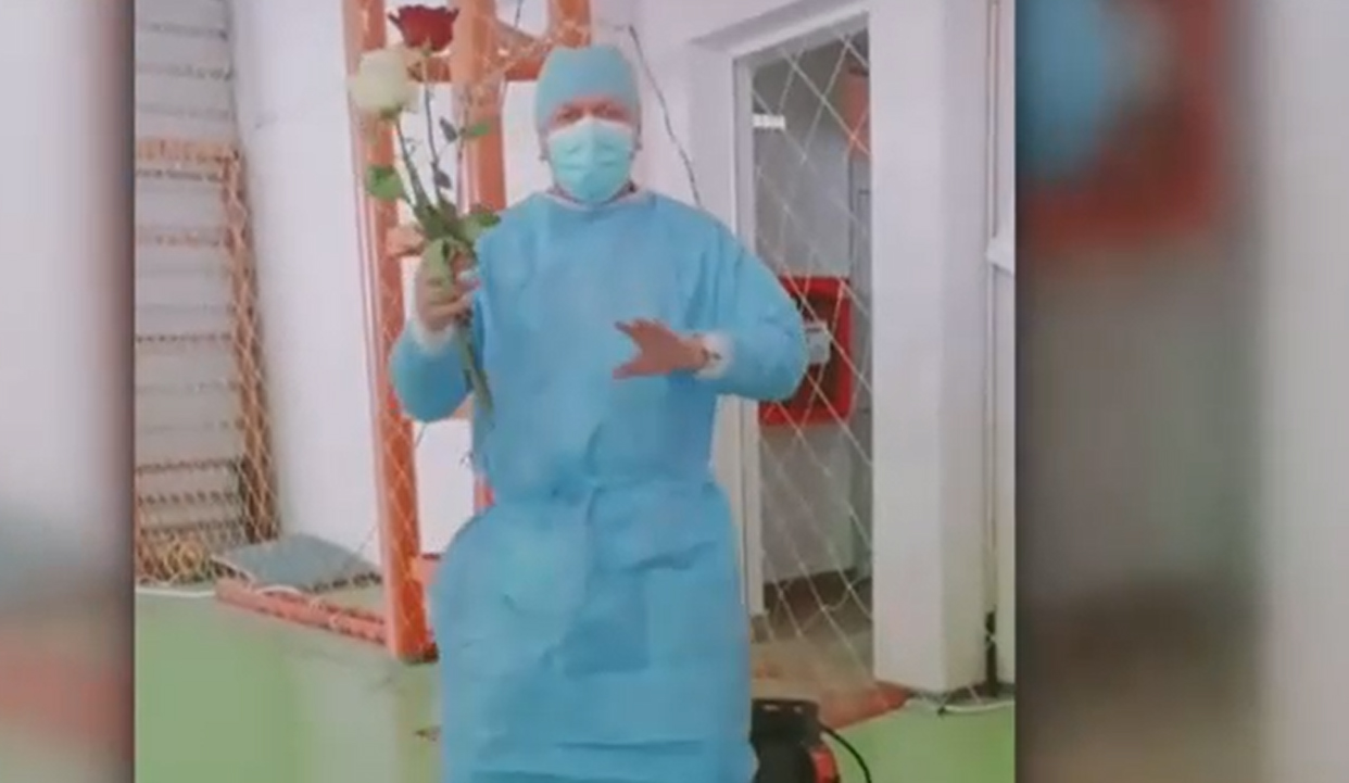 VIDEO Petrecere cu manele și gesturi obscene într-un centru de vaccinare din Botoșani. Primăria a încetat colaborarea cu ei