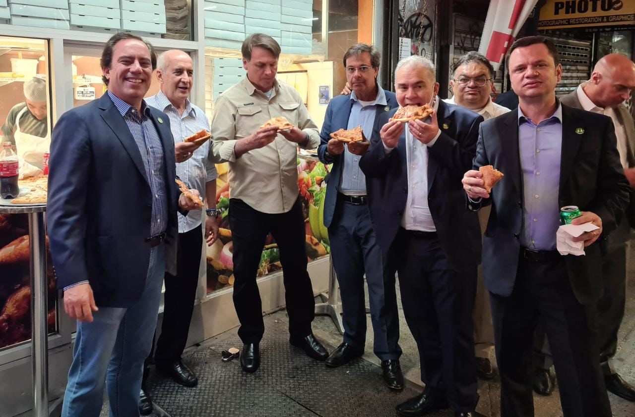 Imagine virală. Pentru că nu este vaccinat, preşedintele brazilian este nevoit să mănânce pe stradă la New York