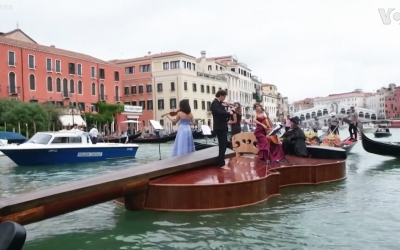 VIDEO Veneția: omagiu inedit adus victimelor Covid pe o barcă gigantică în formă de vioară