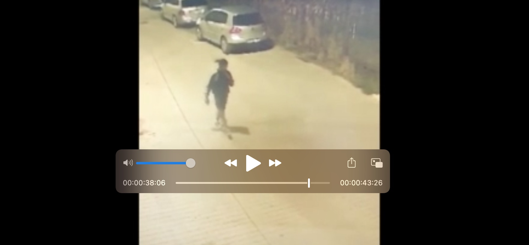 FOTO VIDEO Se caută un vandal. Plângere la poliție după ce a mâzgălit tot ce i-a ieșit în cale