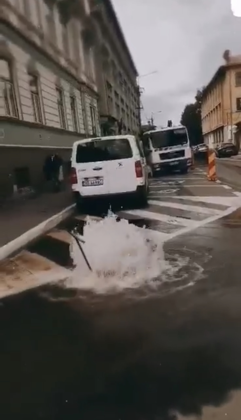 VIDEO-Mic gheizer în fața Facultății de Științe. Apă Canal Sibiu dă asigurări că situația este sub control