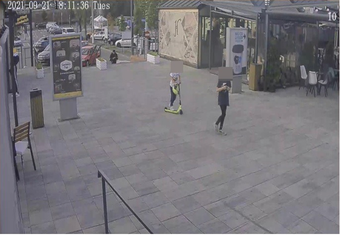 Video: Doi băieți de 12 ani au păcălit un altul de opt pentru a-i fura trotineta. L-au pus să numere până la 60