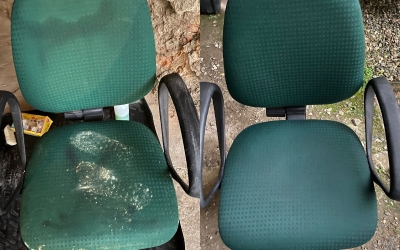 „Curat-murdar” de Sibiu. Doi tineri merg din casă în casă și curăță saltele, canapele și covoare