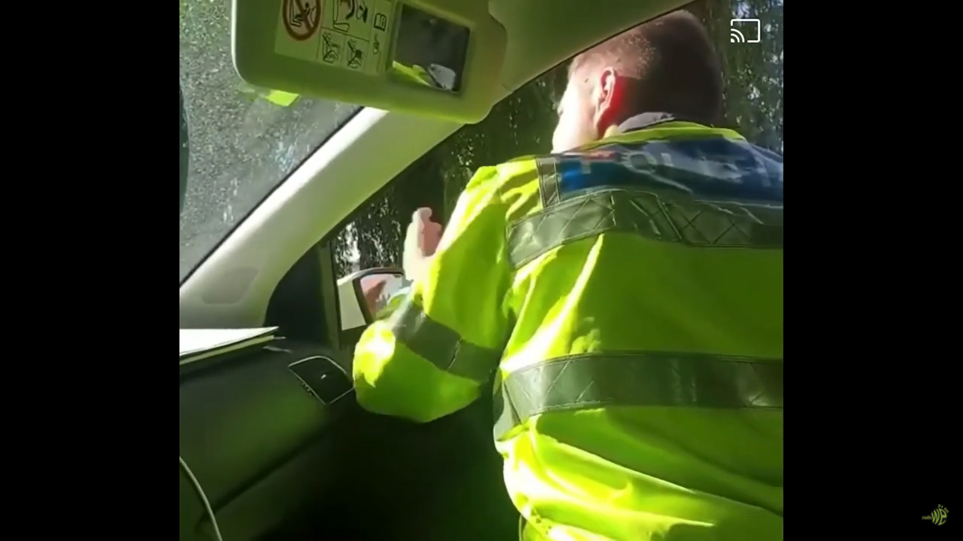 VIDEO Polițist la rutieră în Covasna: dă-te la o parte că nu vede radarul de tine. Ești prea mare!