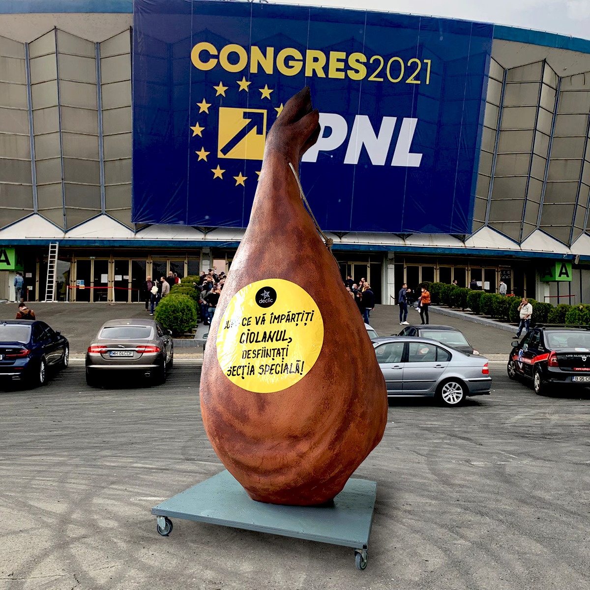 VIDEO Un ciolan uriaș a fost amplasat, în semn de protest, la Congresul PNL