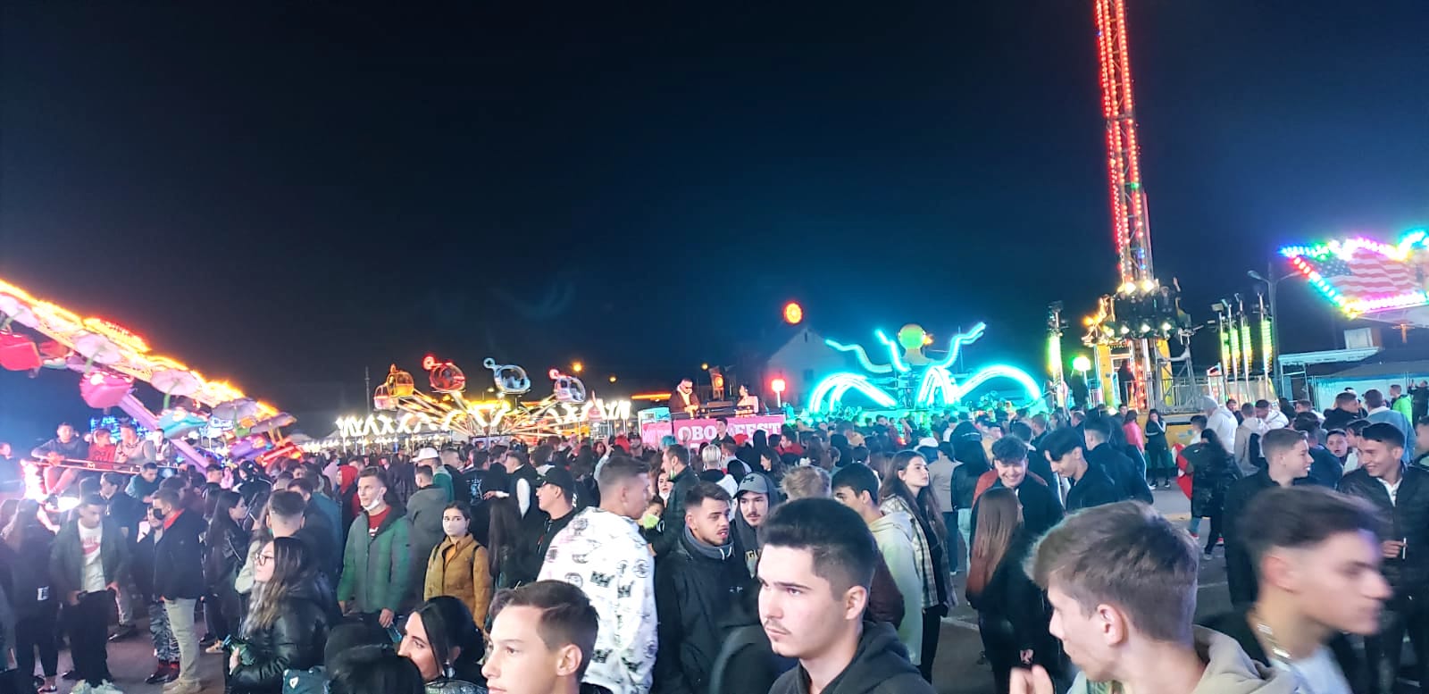VIDEO și FOTO Înghesuială la covid, cu binecuvântarea Poliției locale. Cum sărbătoresc sibienii intrarea în scenariul roșu