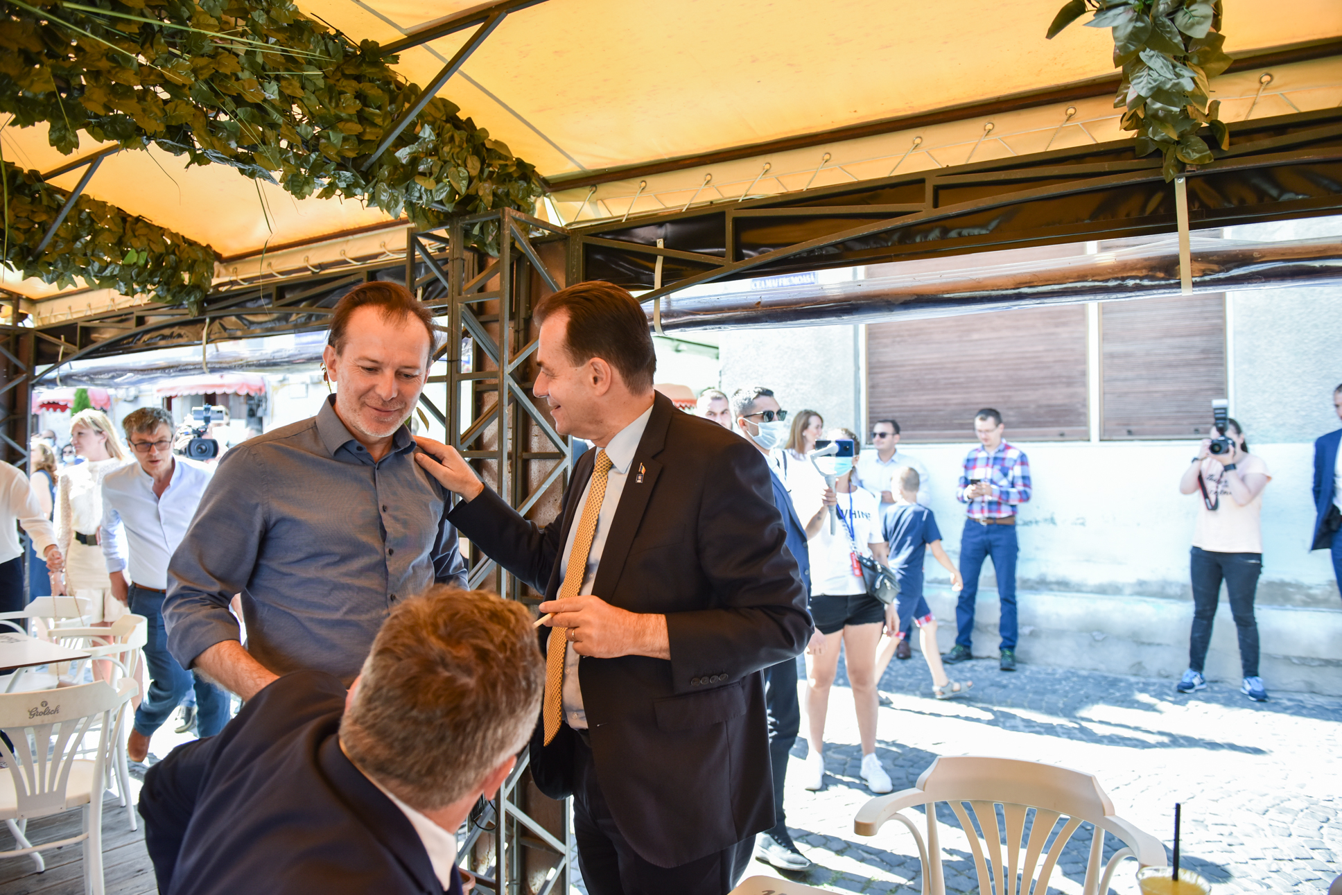 Liberalii îşi aleg astăzi  preşedintele - marea confruntare dintre Ludovic Orban și Florin Cîţu