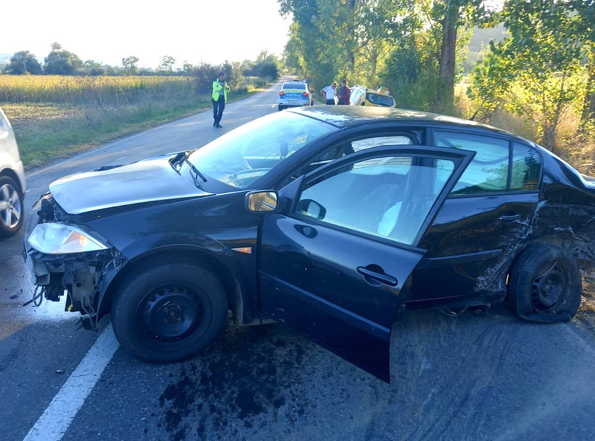 Trei mașini implicate într-un accident aproape de Hosman: două femei au ajuns la spital