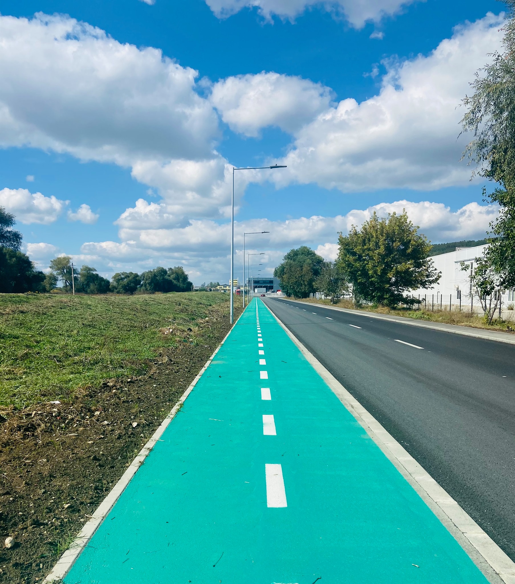 Pistele de biciclete încep a fi vopsite cu verde, la Sibiu. ”Încă se simte mirosul”