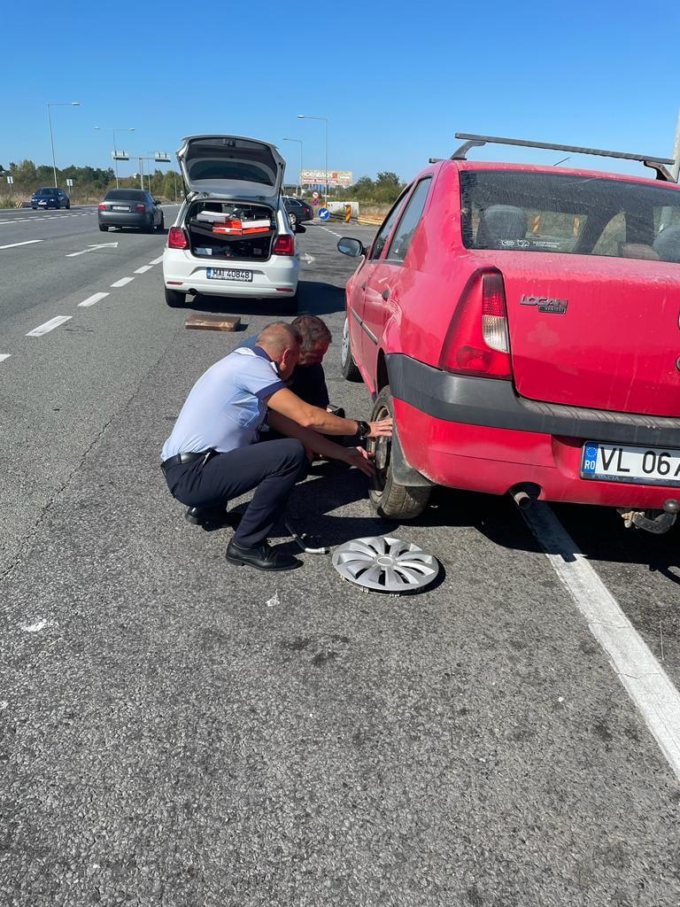 Poliția Sibiu, către doi colegi care au ajutat un șofer: ”Tania și Daniel, suntem mândri de voi!”