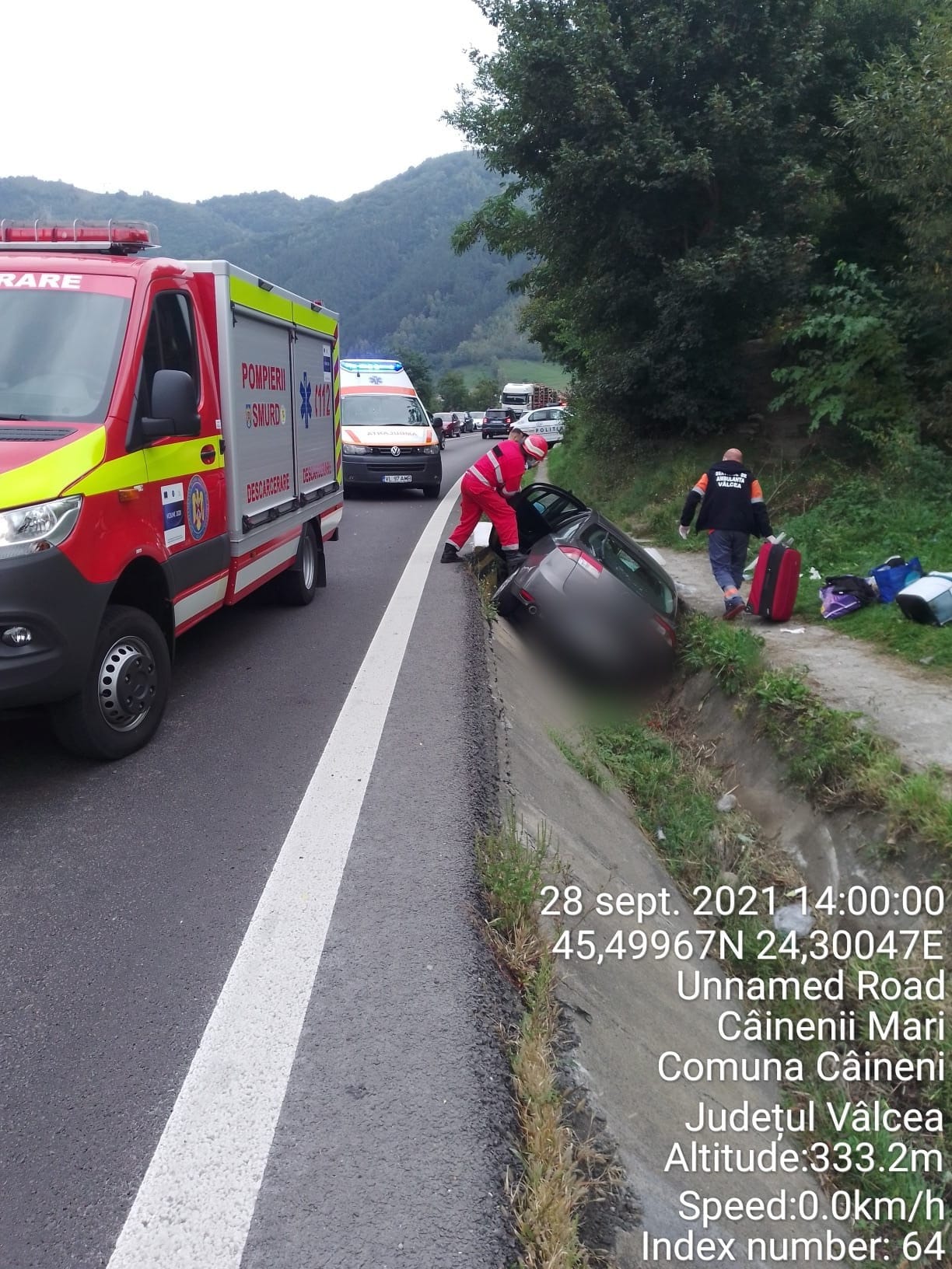 Mașină răsturnată pe Valea Oltului. Răniții sunt aduși la spitalul din Sibiu