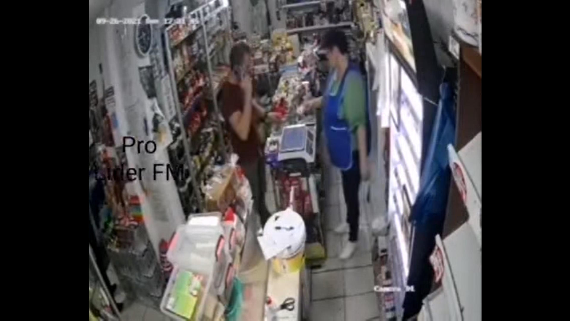 VIDEO. Un bărbat a încercat să plătească cu o bancnotă de 500 de lei trasă la xerox într-un magazin din Galați