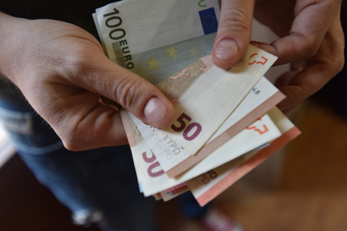 Un sibian a oferit 500 de euro mită. Reacția polițistului când a văzut banii
