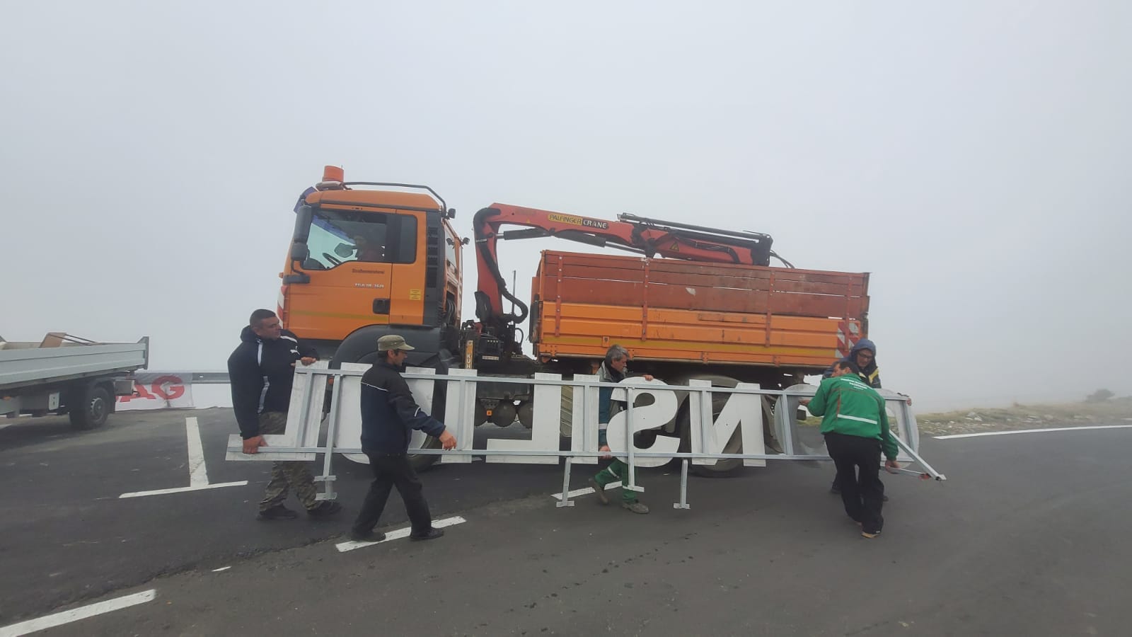 Ceartă între Primăria Petroşani şi CJ Hunedoara, din cauza unei inscripţii pe drumul spre Parâng
