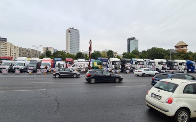 Transportatorii protestează în Piața Victoriei cu zeci de TIR-uri