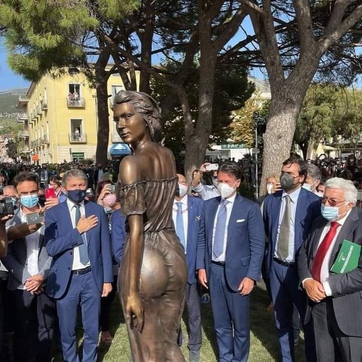 O statuie de bronz reprezentând o femeie îmbrăcată sumar stârneşte polemică în Italia