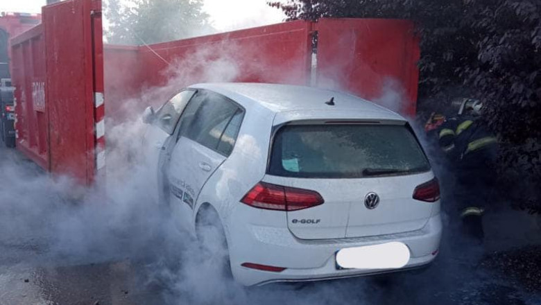 Intervenție în premieră, în Timiș, la o mașină electrică în flăcări. Pompierii au folosit metoda răcirii bateriilor prin imersie în apă