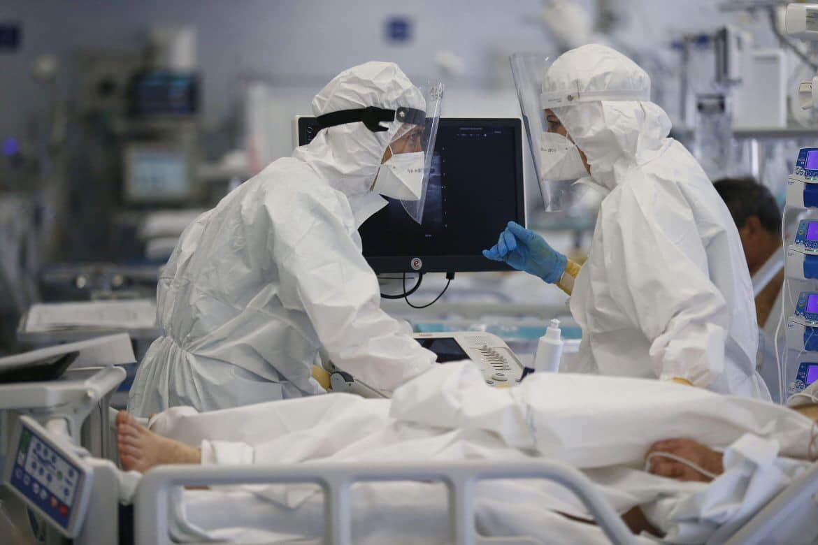 Cel mai mare număr de infectări de la începutul pandemiei. 12.032 de cazuri noi și 176 de decese, două la categoria de vârstă 0-9 ani