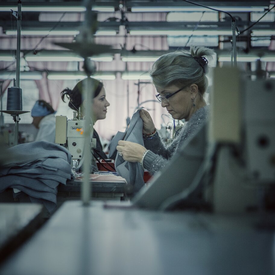 Primul ONG din România pentru muncitoarele exploatate în industria de confecții se lansează la Sibiu