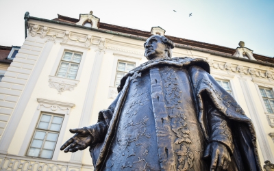 FOTO-VIDEO Cum arată statuia lui Brukenthal din Piața Mare. Va fi dezvelită sâmbătă, în prezența președintelui