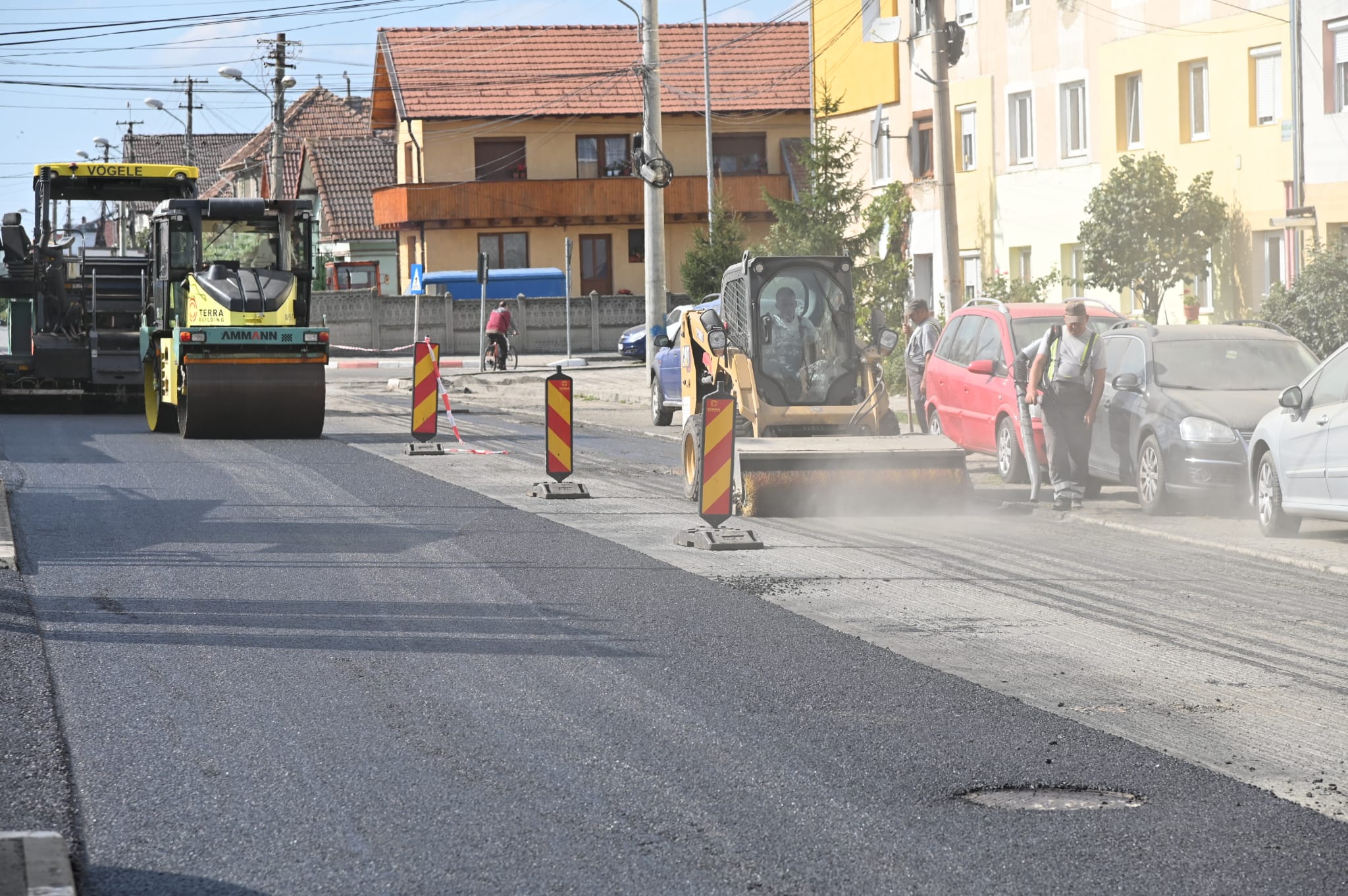 Lucrări de asfaltare pe strada Țiglari: constructorul a împărțit strada în două tronsoane