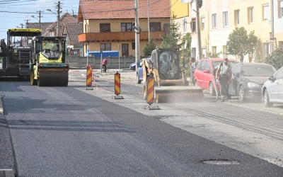 Lucrări de asfaltare pe strada Țiglari: constructorul a împărțit strada în două tronsoane