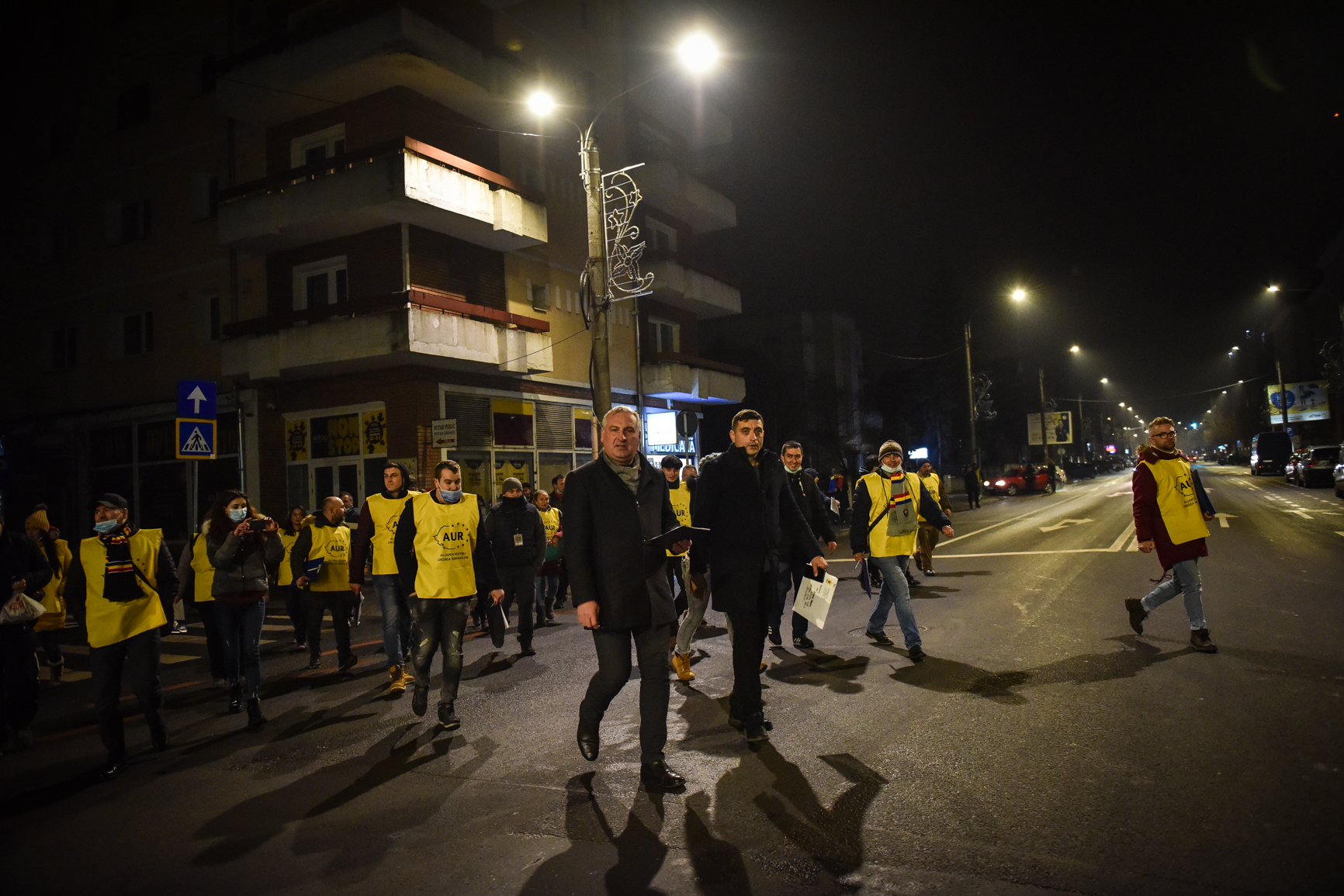 De la stomatolog, la taximetristă: cum au semnat sibieni să îl demită pe Iohannis, pupându-se cu AUR | Video și foto
