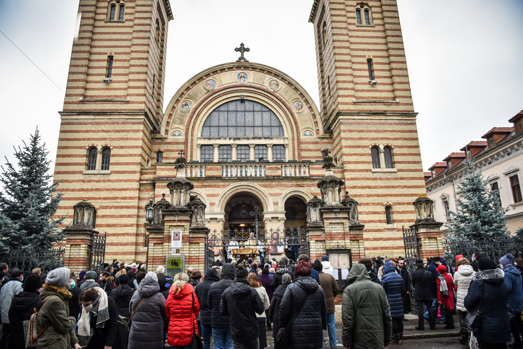 Arhiepiscopia Sibiu după propunerea de înlocuire a coroanelor cu un ajutor financiar: „sunt un simbol al iubirii faţă de cei adormiţi”