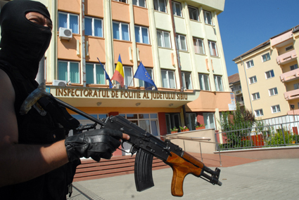 În umbra unui polițist judiciar alcoolic: cum au descoperit procurorii sibieni că în județ ”zburdă” șpăgile și șantajele