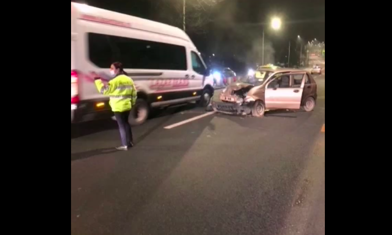 VIDEO Mașină răsturnată azi-noapte, pe șoseaua Alba Iulia, după ce a intrat în parapet