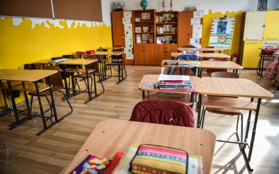 Aproape 1.000 de copii cu risc de abandon şcolar din județele Sibiu și Mureș vor beneficia de activităţi educaţionale printr-o finanțare norvegiană