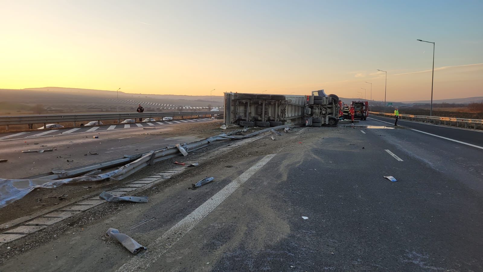 Camion răsturnat pe autostradă, în zona Miercurea Sibiului. Șoferul este rănit grav